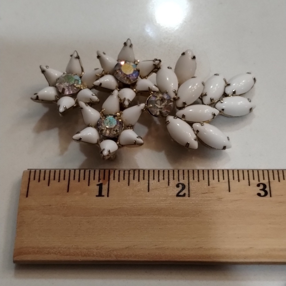 White beaded & clear rhinestone brooch lapel pin back mid century vintage 3" - Picture 2 of 7
